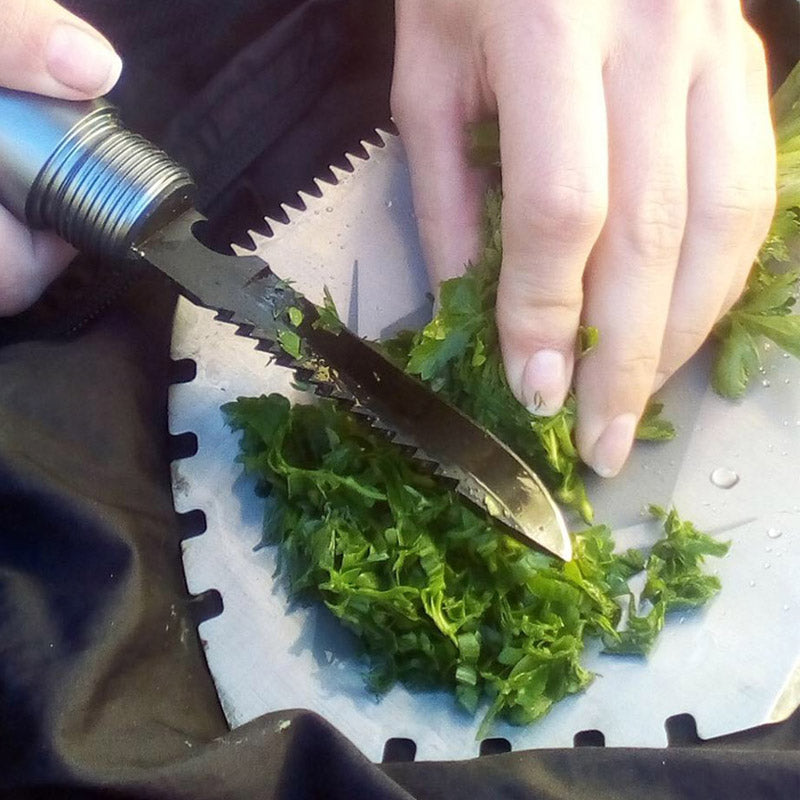 Multifunktionale Camping Schaufel – Hacke mit Messer, Schraubendreher & Kompass